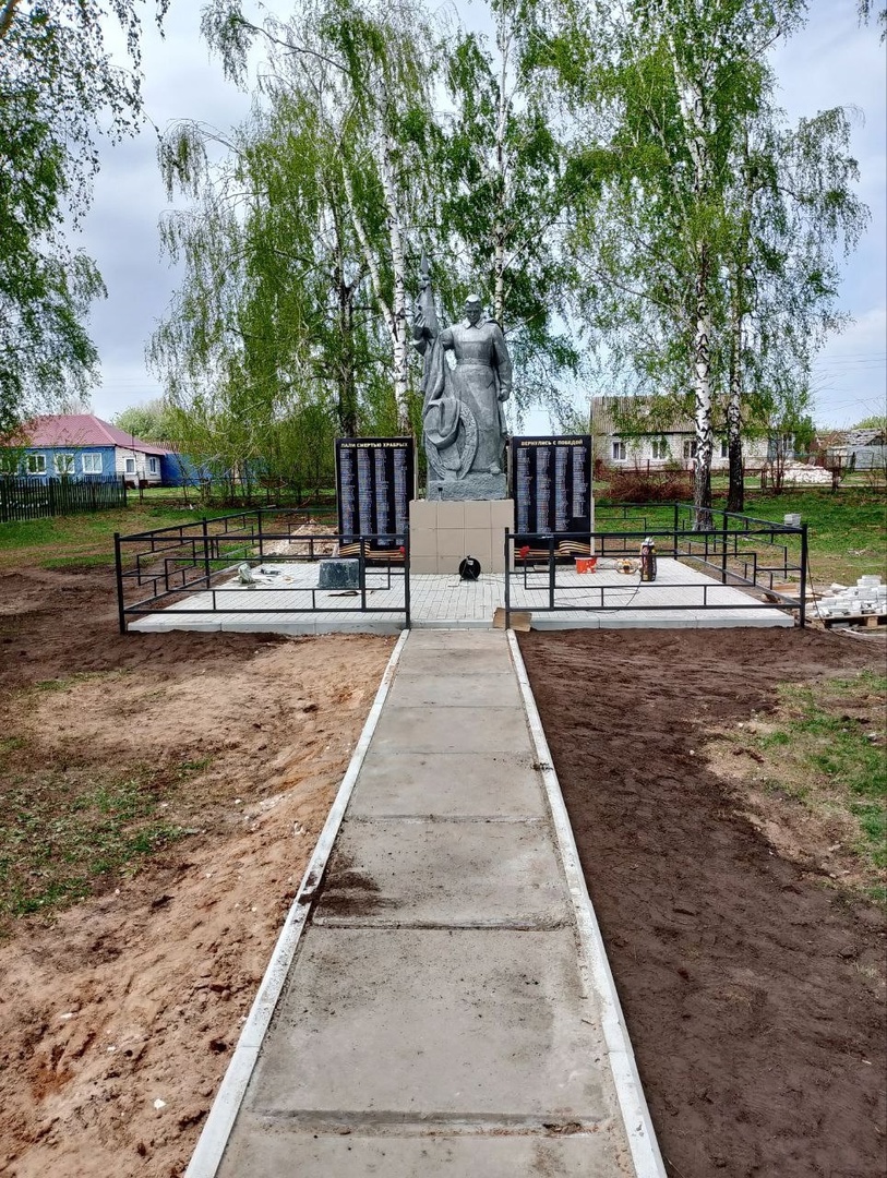 В рамках программы поддержки местных инициатив ведётся работа по ремонту памятника участникам ВОВ села Верхняя Якушка.